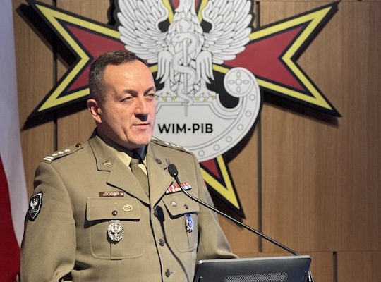 Prelegent przy mównicy.