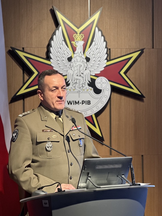 Prelegent przy mównicy.