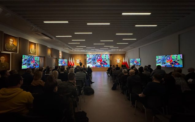 Ujęcie z tyłu sali. na słuchaczy konferencji.