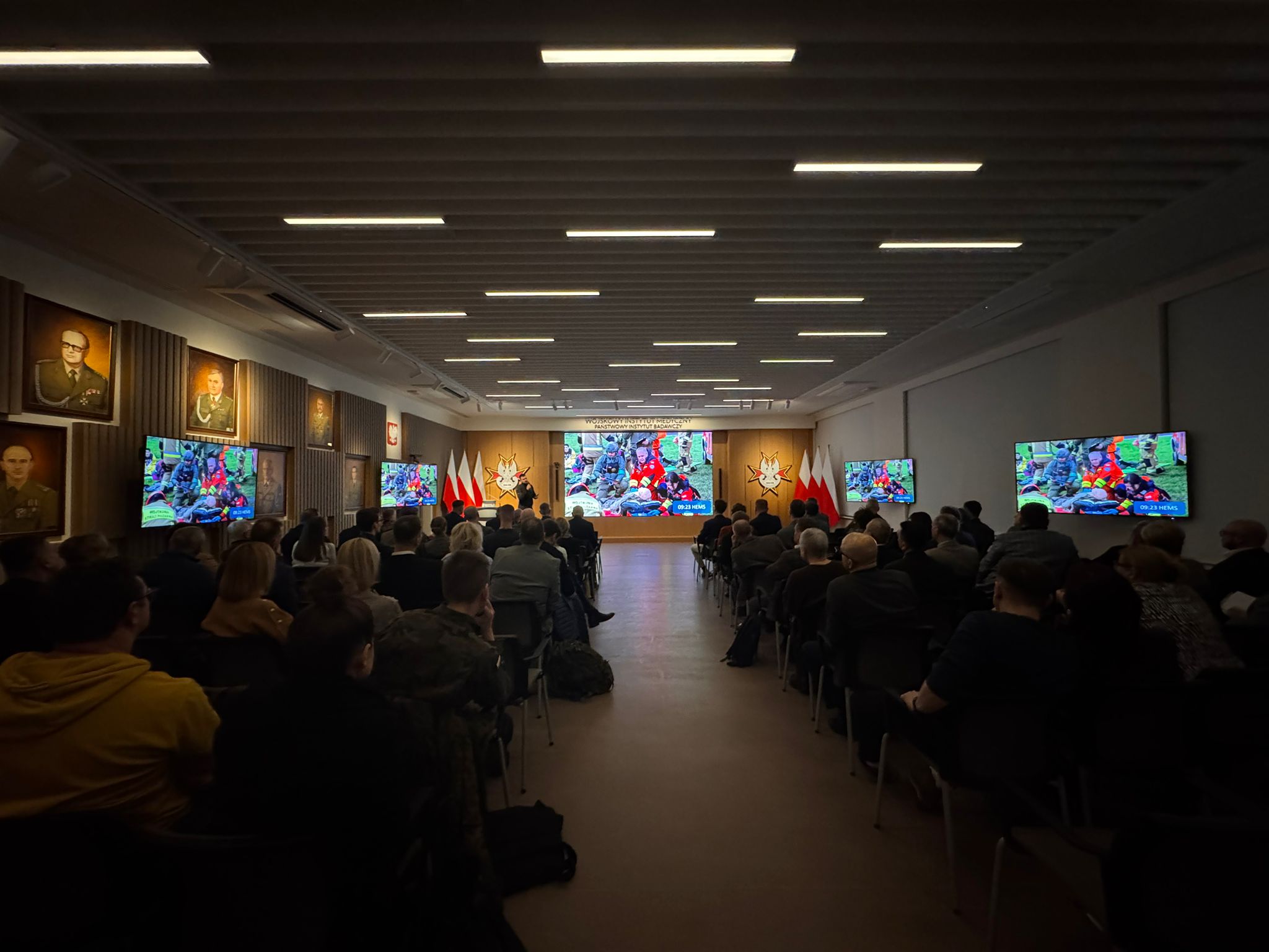 Ujęcie z tyłu sali. na słuchaczy konferencji.