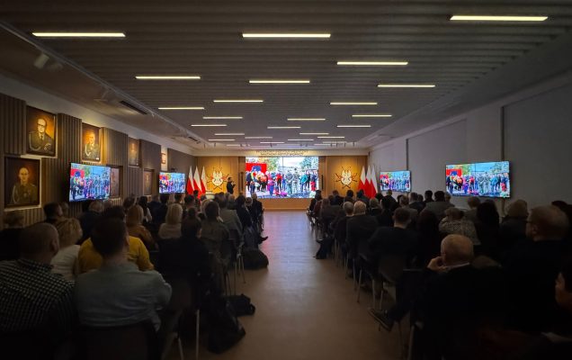 Ujęcie z tyłu sali. na słuchaczy konferencji.