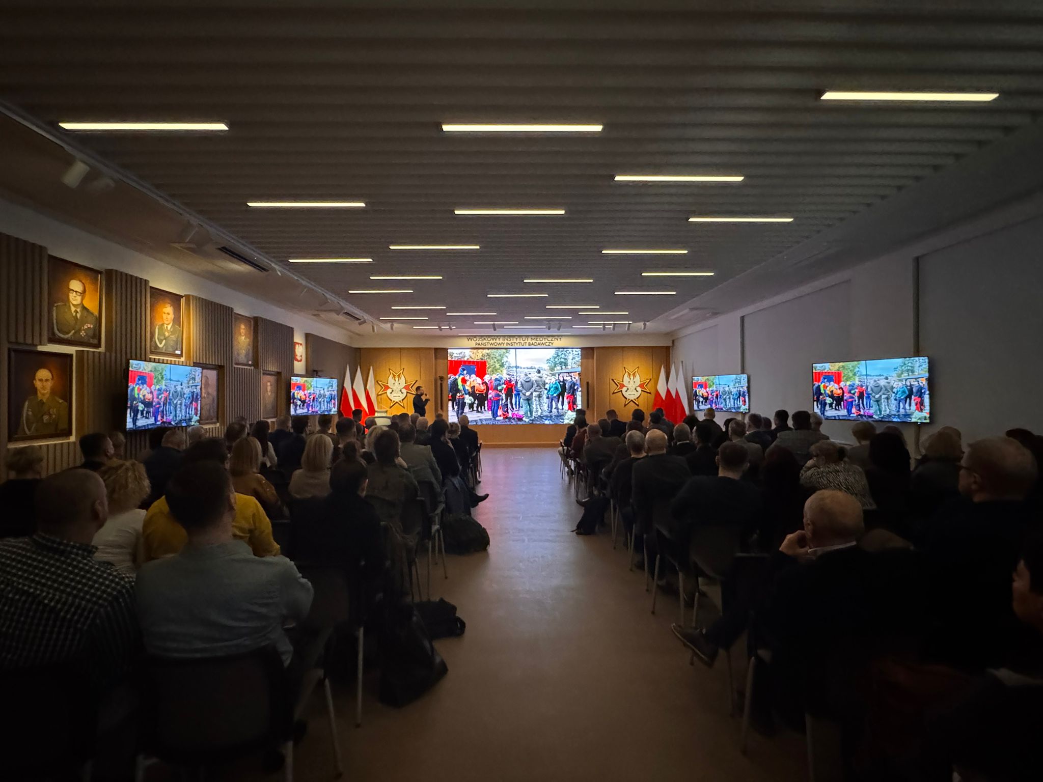 Ujęcie z tyłu sali. na słuchaczy konferencji.