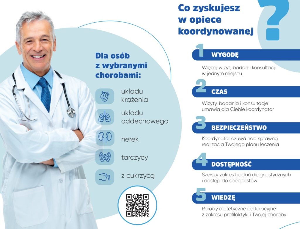 Uśmiechnięty lekarz w kitlu z założonymi rękami.