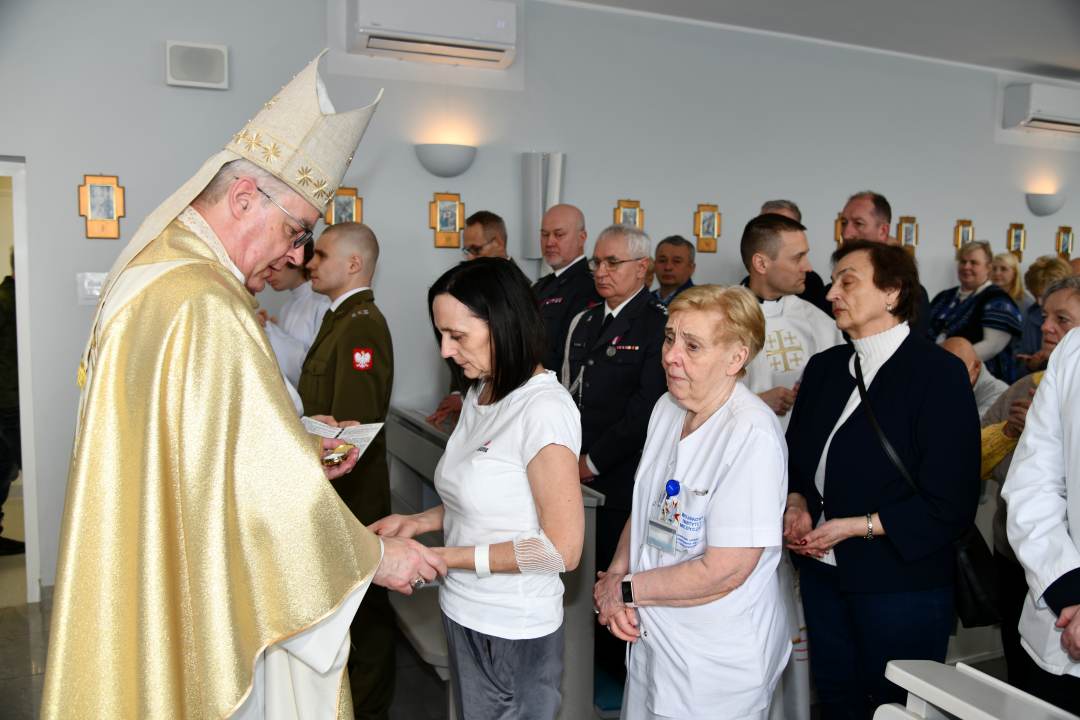 Biskup w kaplicy udziela sakramentów chorym.