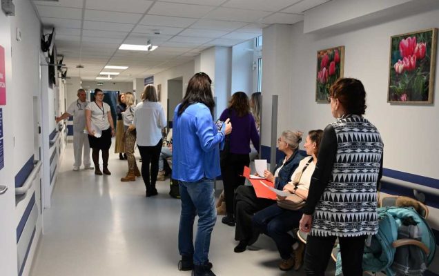 Weteranki na korytarz kliniki Wojskowego Instytutu Medycznego.