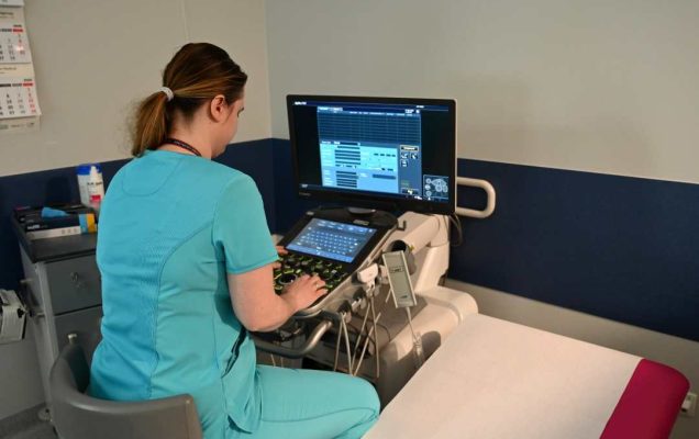 Lekarka przy urządzeniu do USG w gabinecie lekarskim Wojskowego Instytutu Medycznego.