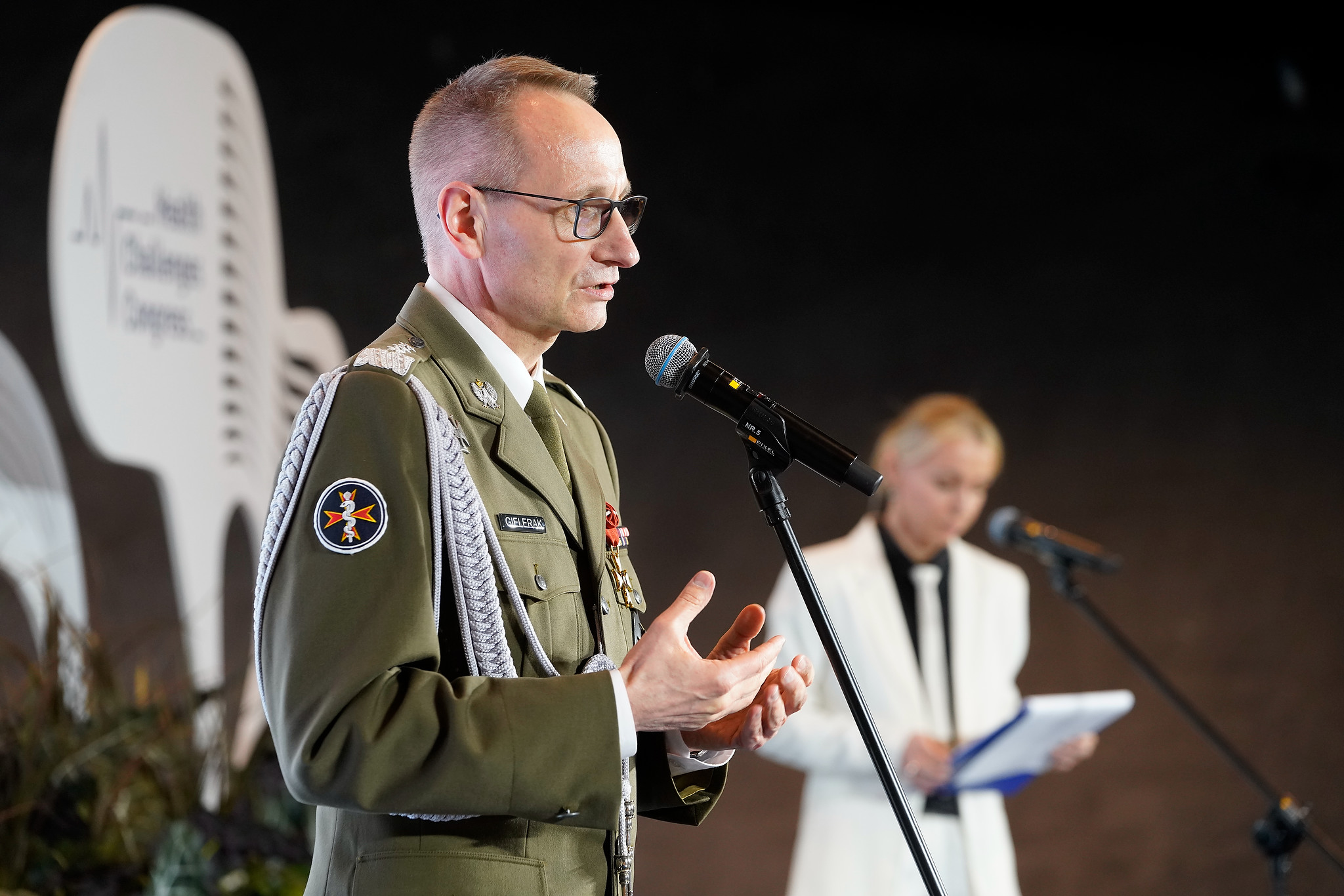 Dyrektor WIM Grzegorz Gielerak przy mikrofonie.