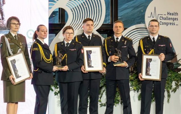 Laureaci Nagrody na scenie za nimi ścianka Animus Fortis.