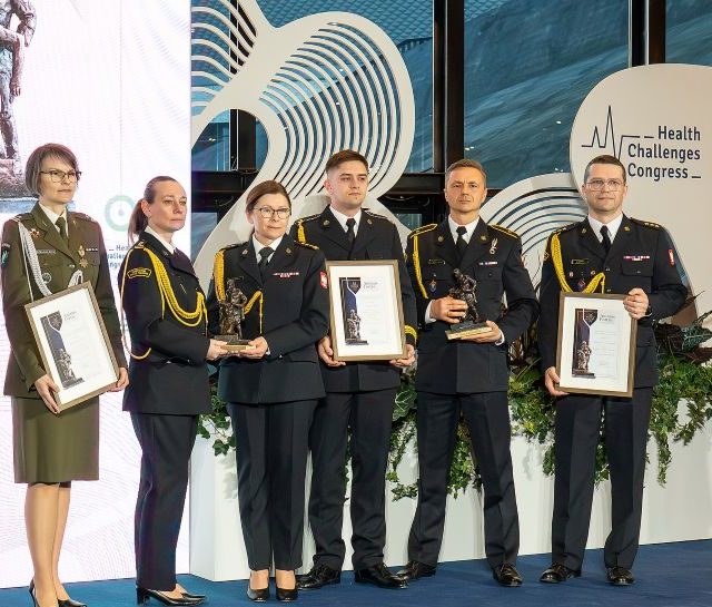 Laureaci Nagrody na scenie za nimi ścianka Animus Fortis.
