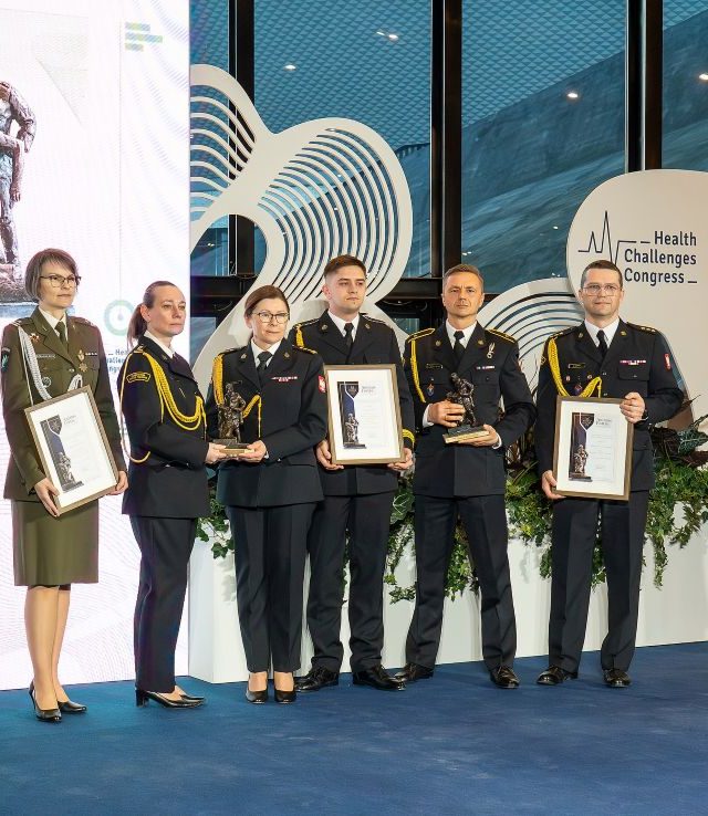 Laureaci Nagrody na scenie za nimi ścianka Animus Fortis.