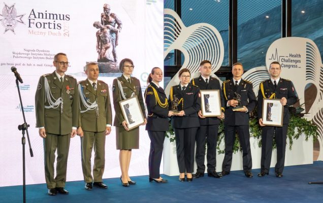 Laureaci Animus Fortis pozują do zdjęcia grupowego z dyrektorem WIM.