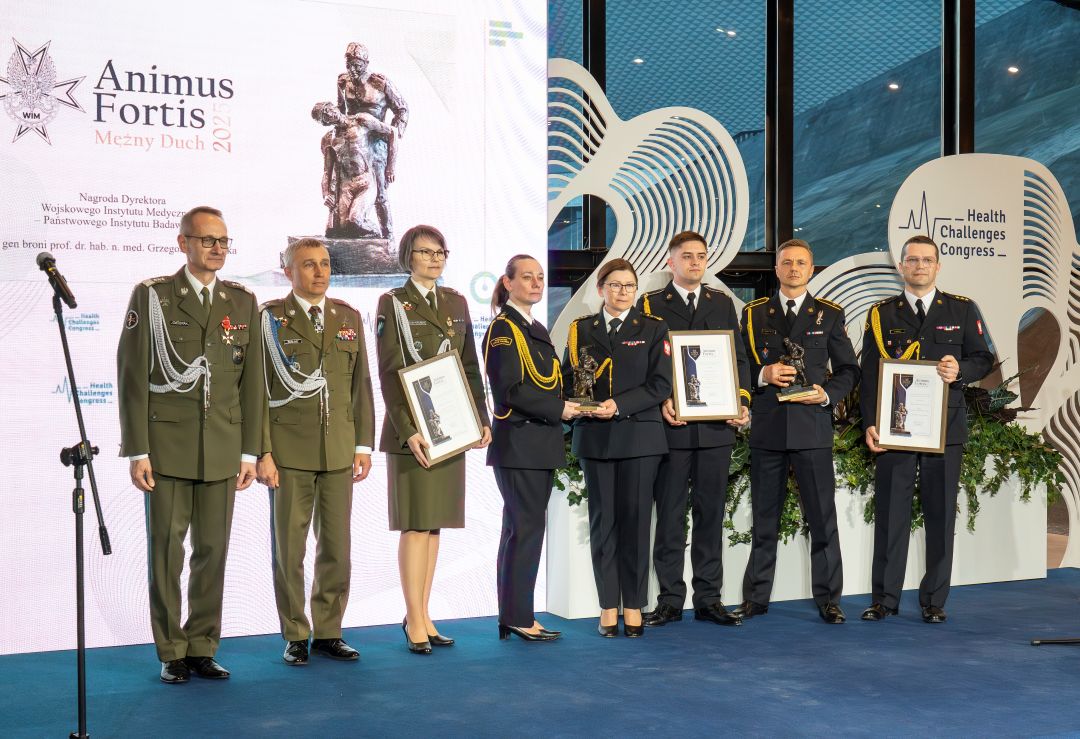 Laureaci Animus Fortis pozują do zdjęcia grupowego z dyrektorem WIM.