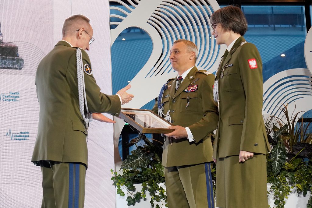 Przedstawiciele Wojsk Specjalnych odbierają dyplom z rąk dyrektora WIM.