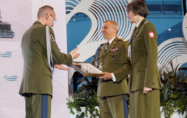 Przedstawiciele Wojsk Specjalnych odbierają dyplom z rąk dyrektora WIM.