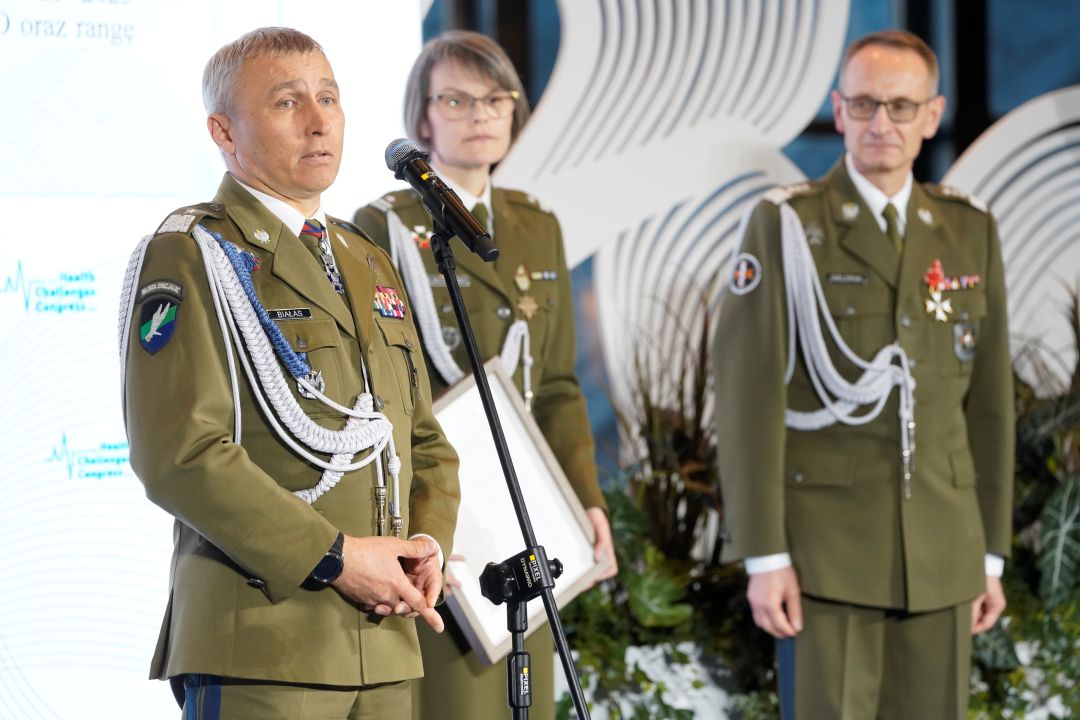 Przedstawiciele Wojsk Specjalnych przy mikrofonie z dyplomem Animus Fortis.