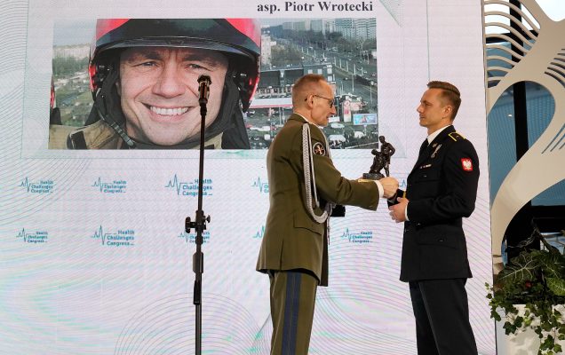 Piotr Wrotecki odbiera dyplom z rąk dyrektora WIM.