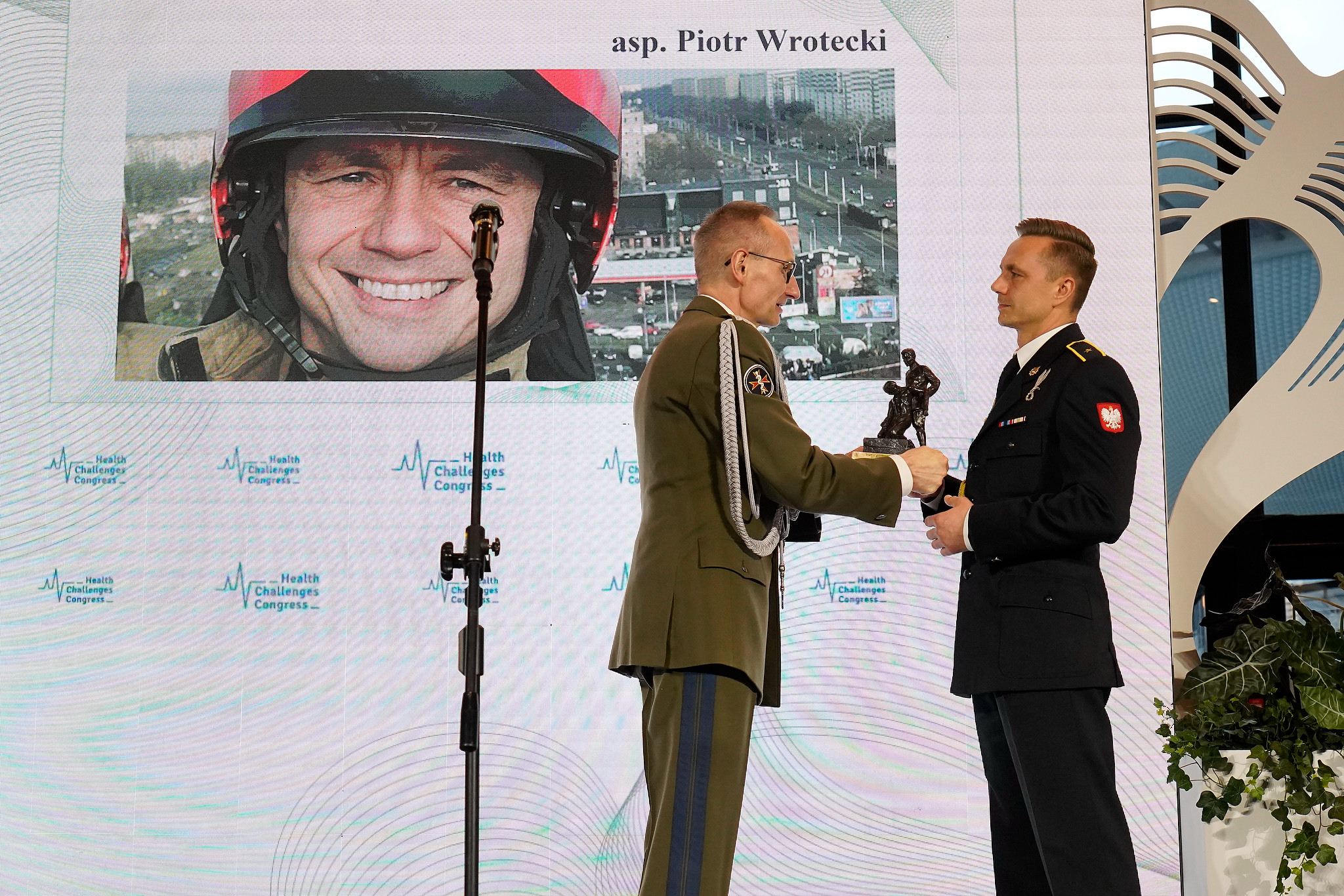 Piotr Wrotecki odbiera dyplom z rąk dyrektora WIM.