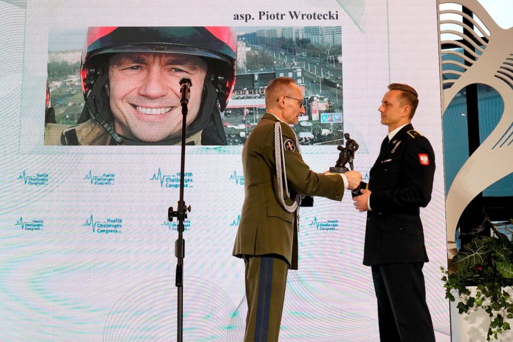 Piotr Wrotecki odbiera statuetkę Animus Fortis z rąk dyrektora WIM.