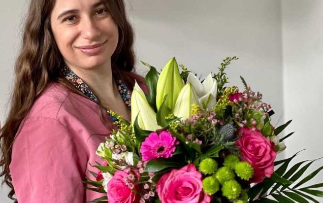 Dominika Jaskóła Polkowska z bukietem kwiatów.