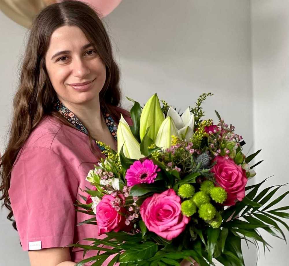 Dominika Jaskóła Polkowska z bukietem kwiatów.