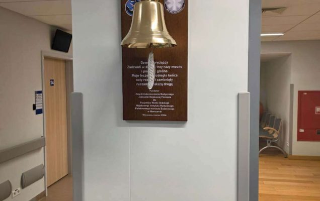 Dzwon zwycięzcy zamontowany na filarze w klinice onkologii.