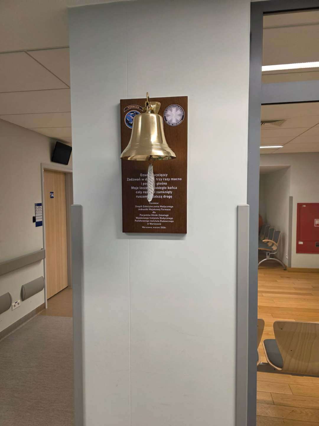 Dzwon zwycięzcy zamontowany na filarze w klinice onkologii.
