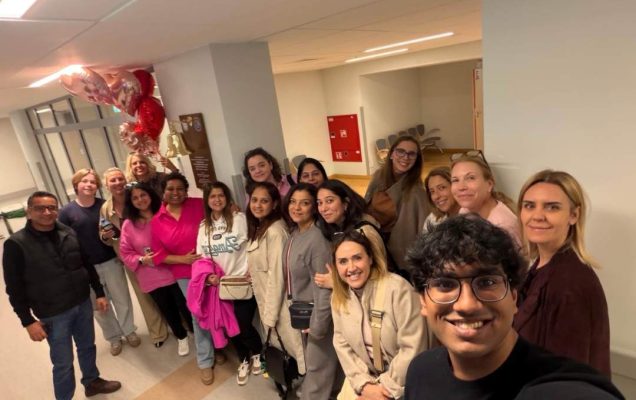 Pacjenci i pracownicy kliniki pozują do selfie.