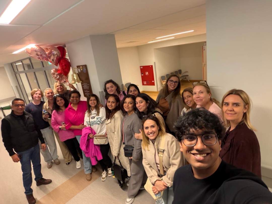 Pacjenci i pracownicy kliniki pozują do selfie.