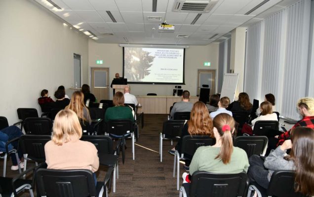 Ujęcie z tyłu sali na słuchaczy podczas wykładu.