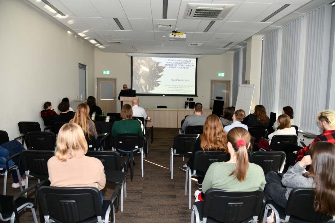 Ujęcie z tyłu sali na słuchaczy podczas wykładu.