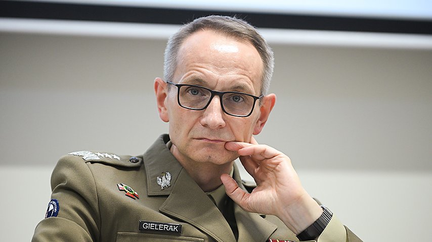 Grzegorz Gielerak w mundurze.