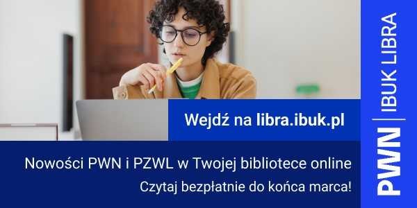 Młoda kobieta przy biurku trzyma ołówek przy ustach i czyta książkę.