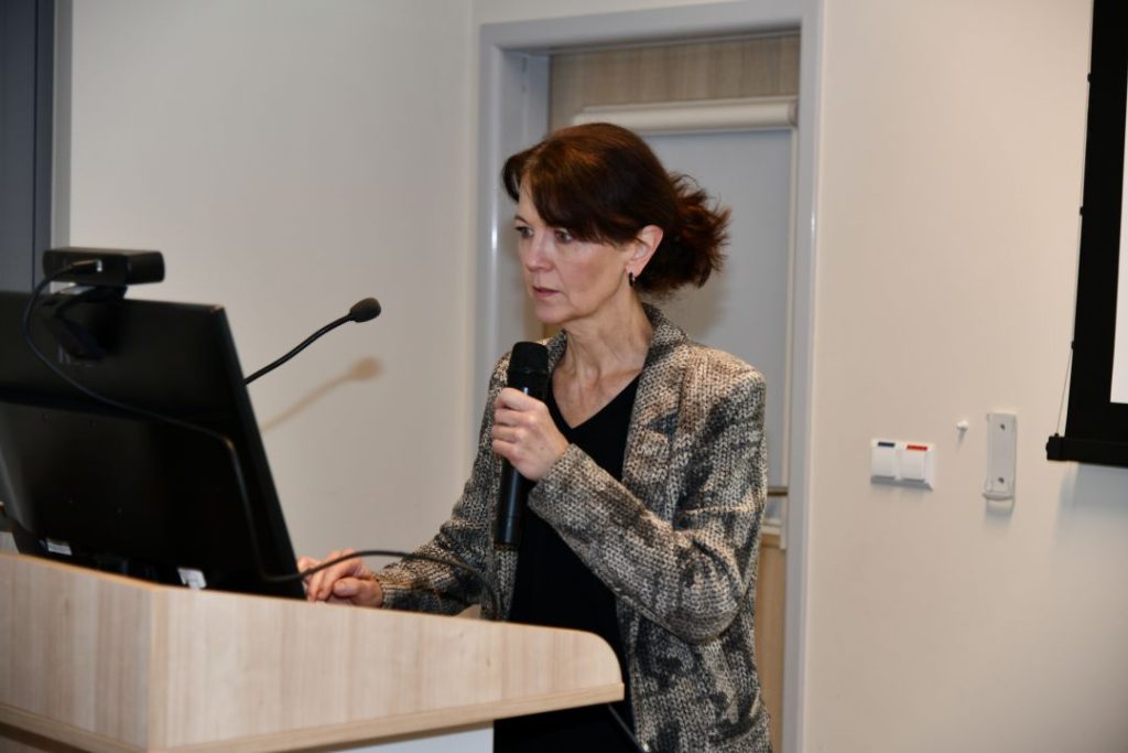 Agnieszka Kobielak podczas wykładu przy mikrofonie.