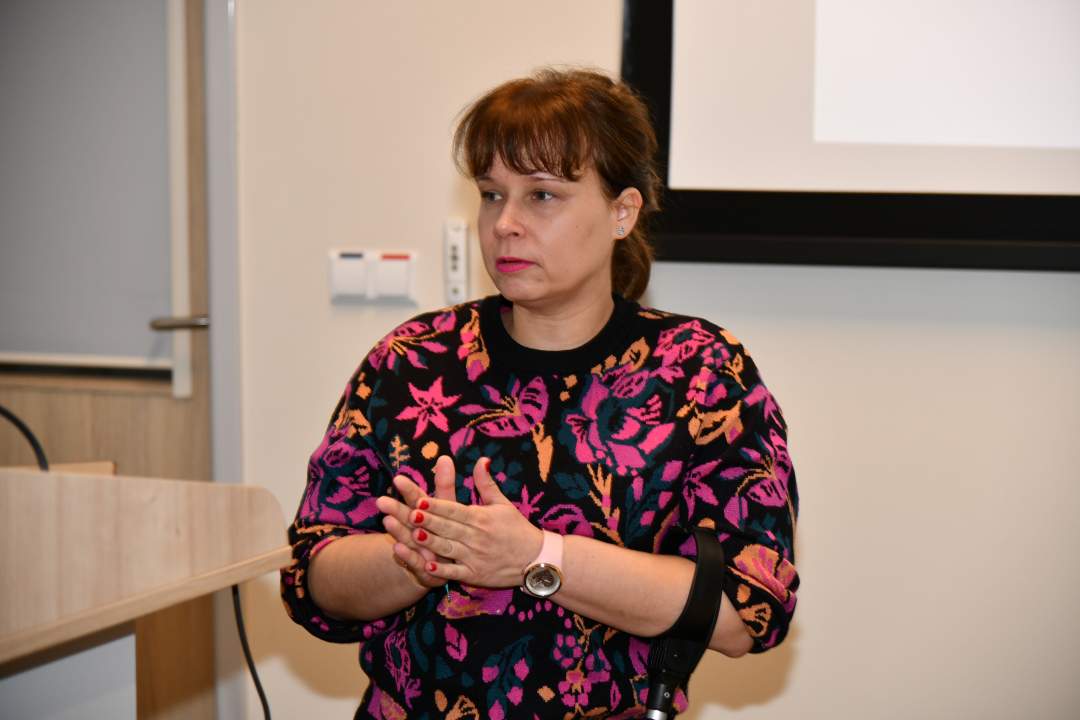 Agata Kodroń prowadzi wykład w sali LOMTI.