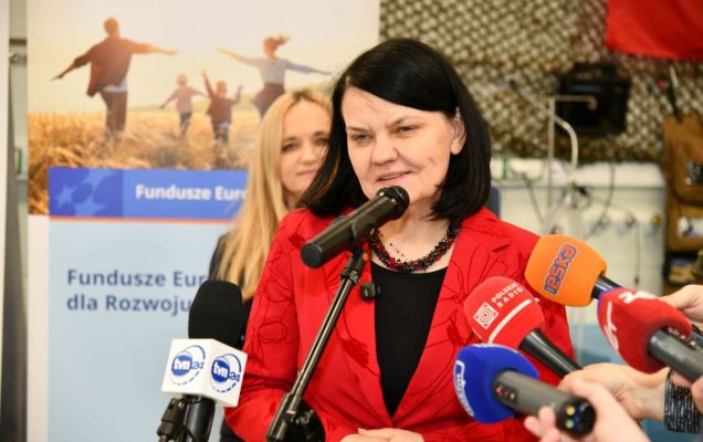 Katarzyna Kacperczyk, wiceminister zdrowia udziela wywiadu dziennikarzom.