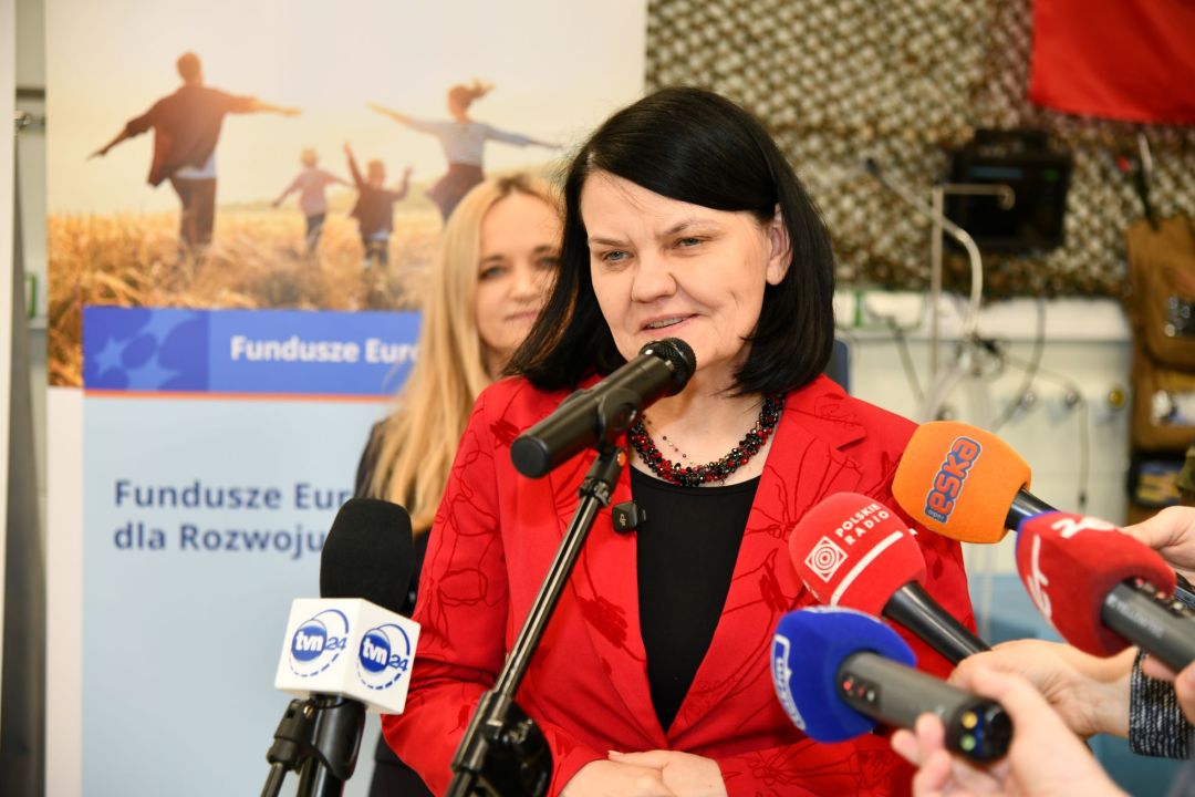 Katarzyna Kacperczyk, wiceminister zdrowia udziela wywiadu dziennikarzom.
