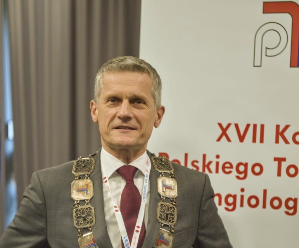 Mirosław Dziekiewicz z łańcuchem Polskiego Towarzystwa Angiologicznego an szyi.