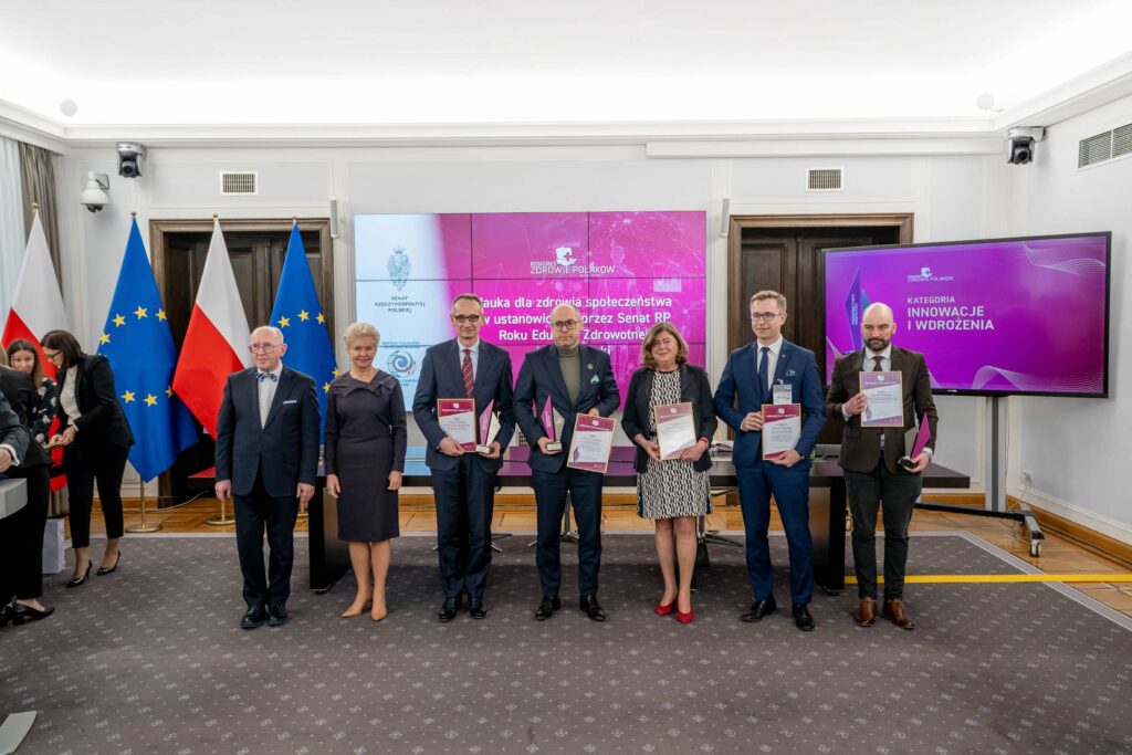 Zdjęcie grupowe laureatów.