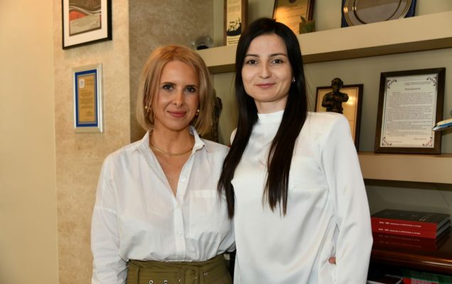 Katarzyna Terlikowska z pracowniczką WIM.