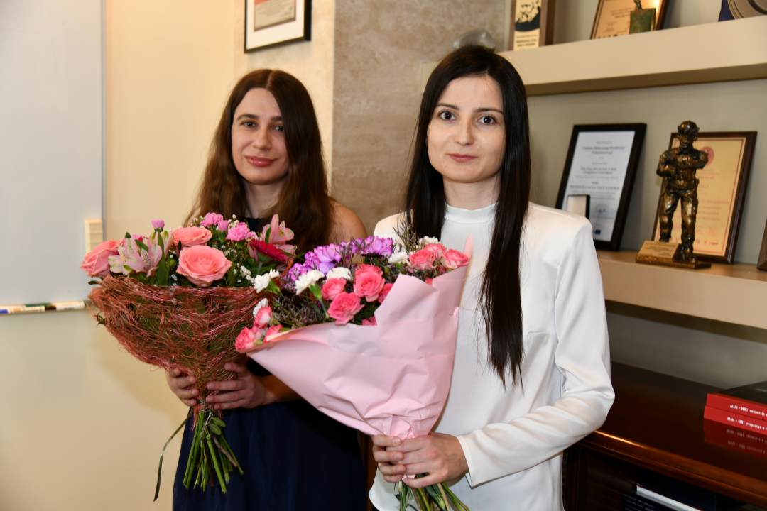 Katarzyna Terlikowska i Dominika Jaskóła-Polkowska z bukietami kwiatów.