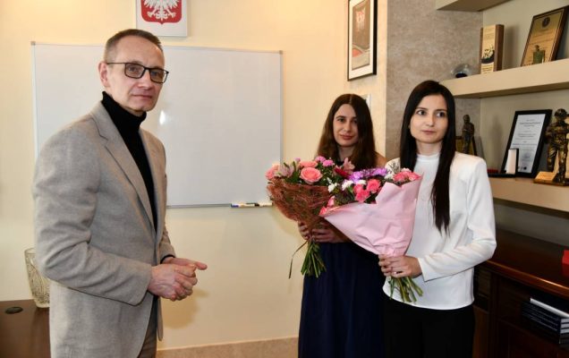 Grzegorz Gielerak, Katarzyna Terlikowska i Dominika Jaskóła-Polkowska z bukietami kwiatów.