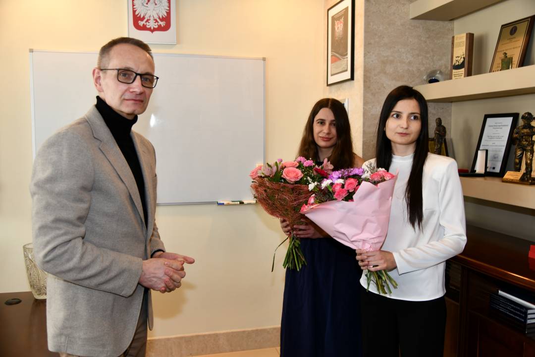 Grzegorz Gielerak, Katarzyna Terlikowska i Dominika Jaskóła-Polkowska z bukietami kwiatów.