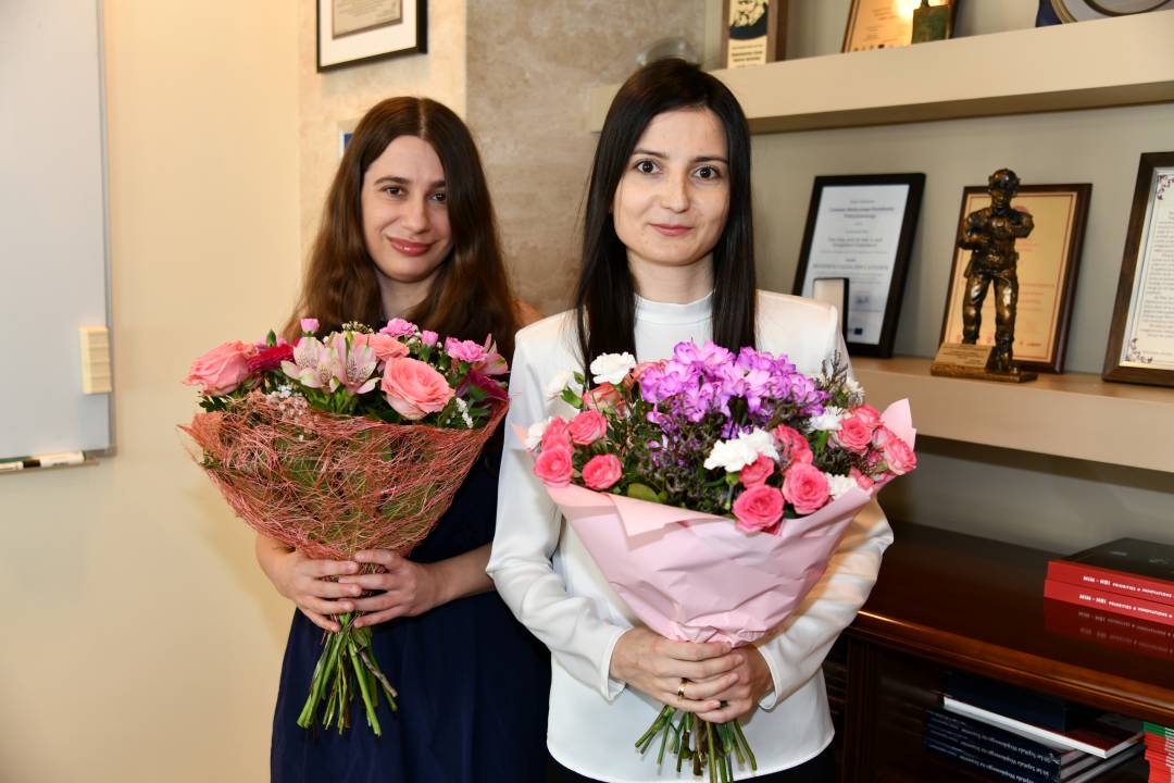 Dominika Jaskóła-Polkowska i Katarzyna Terlikowska z bukietami kwiatów.