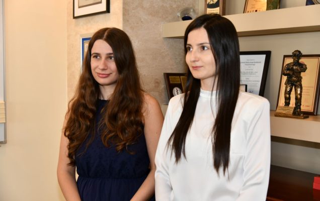 Katarzyna Terlikowska i Dominika Jaskóła-Polkowskaw gabinecie dyrektora WIM.