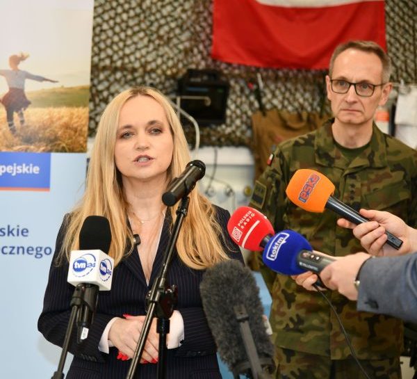 Od lewej: minister zdrowia Jolanta Sobierańska-Grenda, Grzegorz Gielerak, Katarzyna Kacperczyk, wiceminister zdrowia, podczas konferencji udzielają wywiadu.