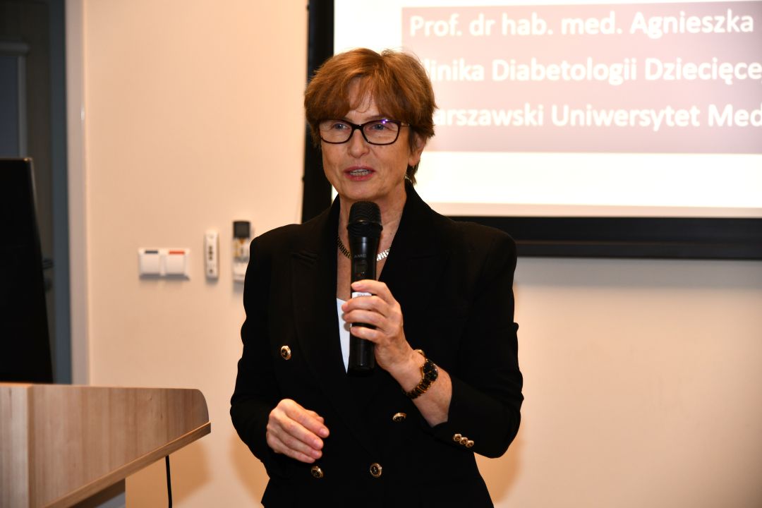 Agnieszka Szypowska z mikrofonem w ręku.