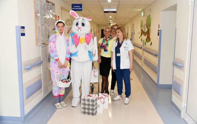 Wielkanocny zajączek i jego ekipa na korytarzu szpitala.