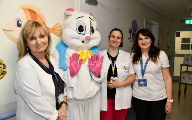 Pracownicy Kliniki pediatrii z zajączkiem wielkanocnym.