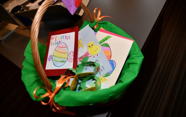 Koszyczek wielkanocny z kartkami z życzeniami świątecznymi.