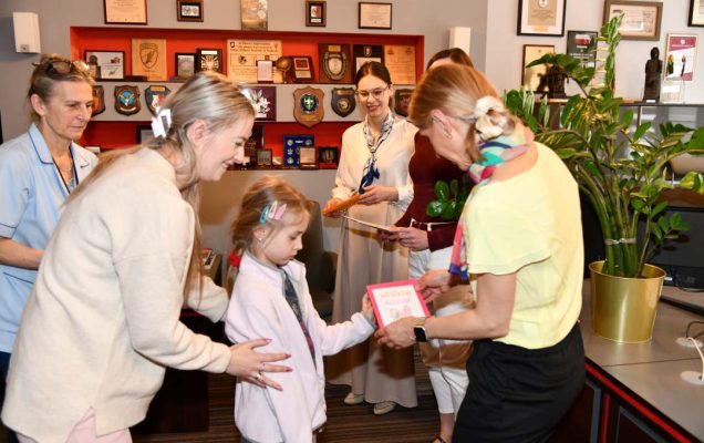 Dzieci z kartkami świątecznymi w gabinecie dyrektora Wojskowego Instytutu medycznego.